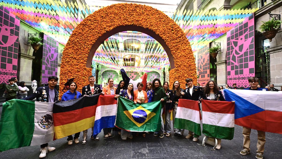Los estudiantes recorrieron la mega ofrenda colocada en el Palacio de Gobierno | (Especial)