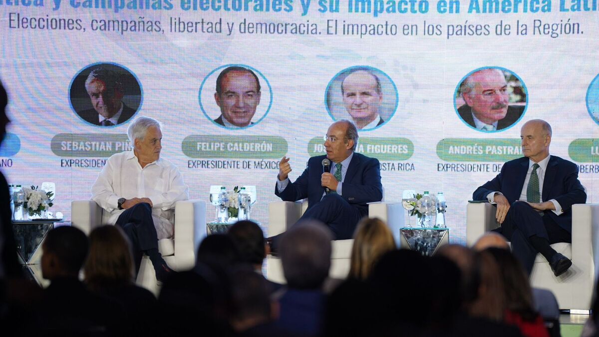 Felipe Calderón durante foro Política y Campañas Electorales | Twitter @CAPPenlinea