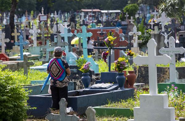 Una mujer visita la tumba de un familiar hoy, en un cementerio de Managua | Agencia EFE