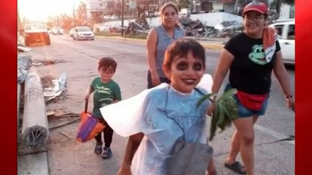 Niños piden calaverita en Acapulco, uno se disfraza del huracán 'Otis'