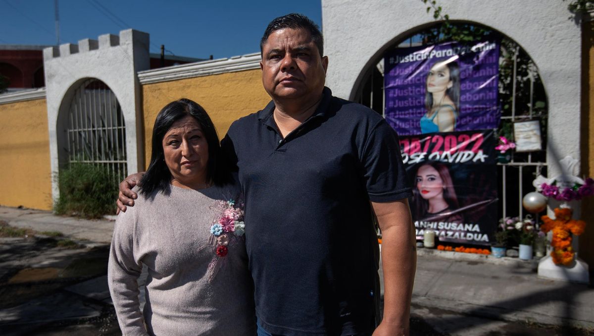 Los padres de Debanhi fueron hasta el lugar donde encontraron su cuerpo y colocaron ofrendas | Agencia EFE