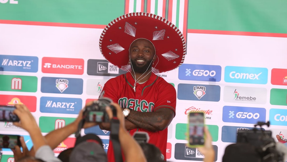 Randy Arozarena recibe regalo de selección mexicana femenil de beisbol (Octavio Hoyos)