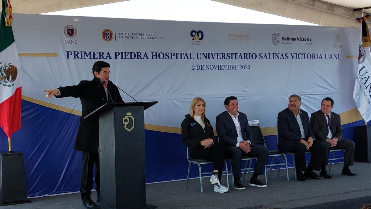 Samuel García acompañado de Alma Rosa Marroquín, Raúl Cantú y Santos Guzmán López | Eduardo Mendieta