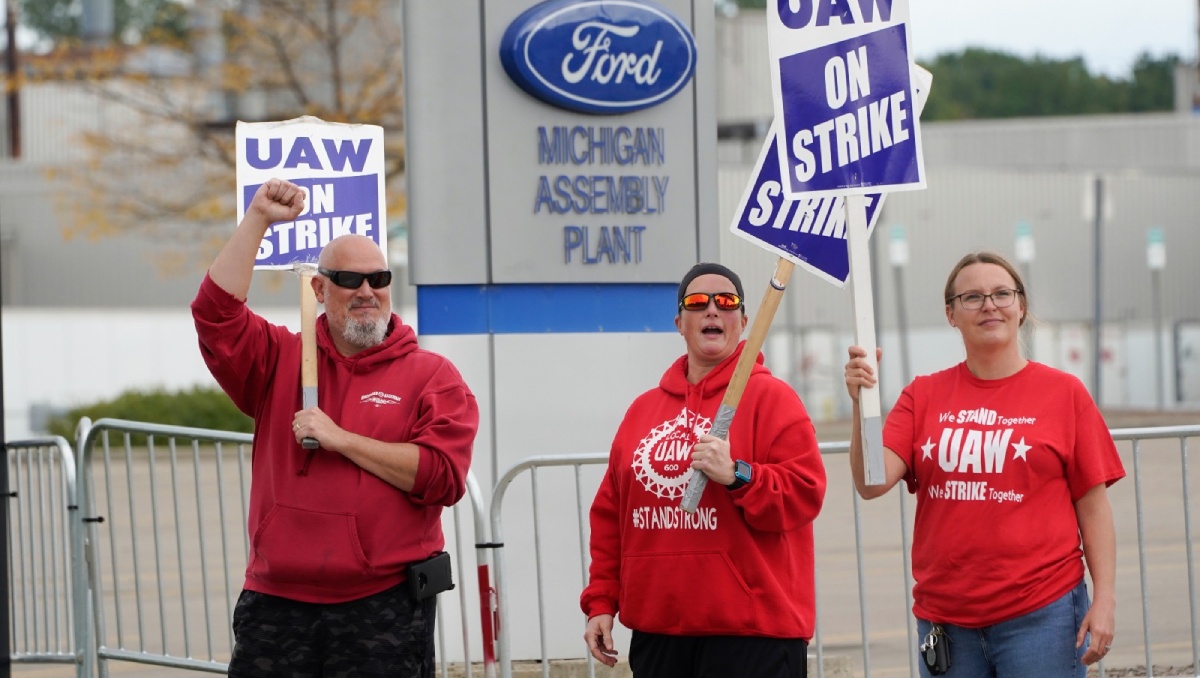 Sindicato United Auto Workers realizan huelga en planta de ensamblaje en Wayne, Michigan. Septiembre de 2023. (Foto: AP)