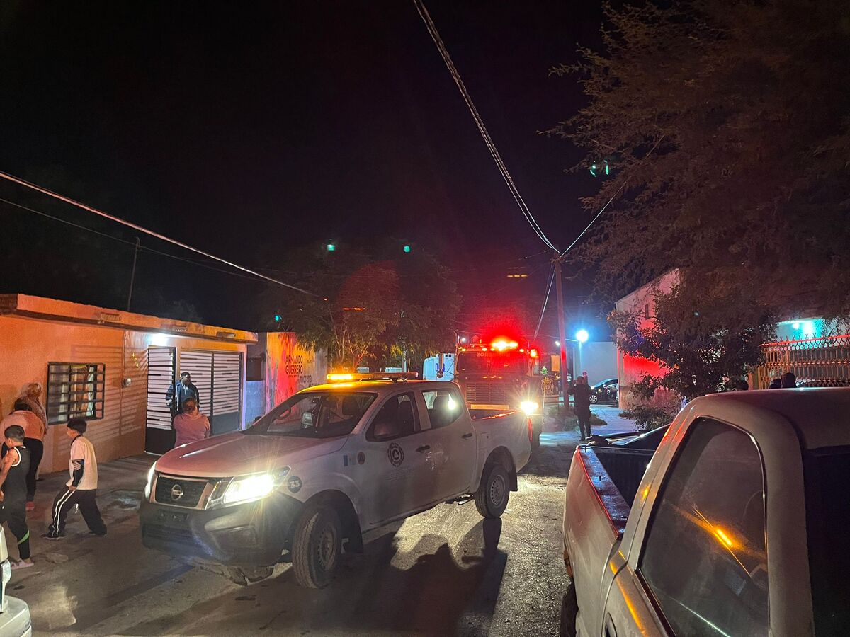 Unidades de Cruz Roja, Bomberos Voluntarios y Municipales llegaron a la vivienda. (Especial)