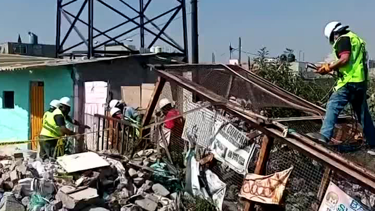 Clausuran puente peatonal en Chimalhuacán tras colapso, será retirado para evitar más accidentes