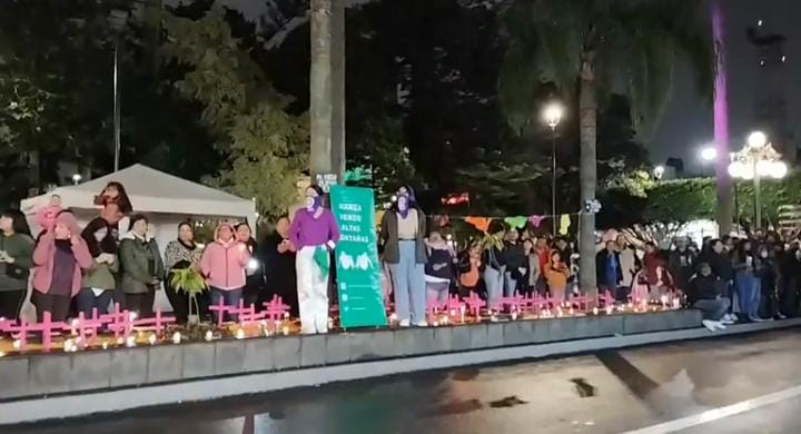 Colectivo coloca antiofrenda por feminicidios