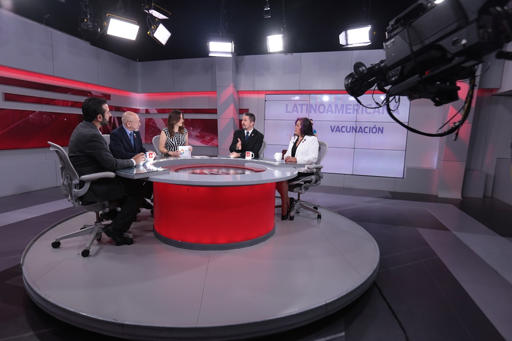 Doctor Giorgio Franyuti Kelly Doctor Francisco Becerra y Regina Reyes-Horoles. Foto: Jesús Quintanar