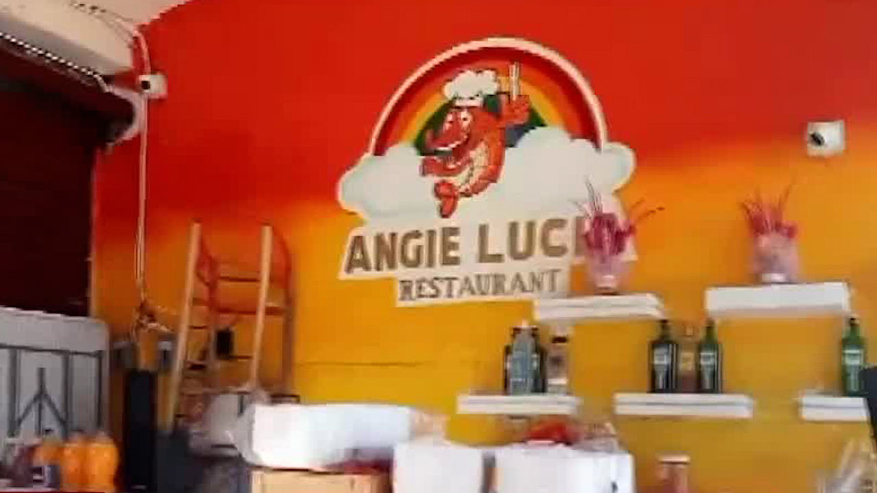 Taquería vuelve a operar tras el paso de ‘Otis’ por Acapulco