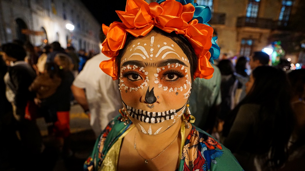 Turistas extranjeros y nacionales se unieron a las celebraciones por el Día de Muertos pintando sus rostros de catrinas y catrines. (Daniel Gutiérrez)