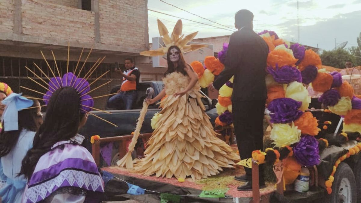 La alumna captó la atención en el desfile por la creatividad e innovación en la creación de su atuendo de Catrina.