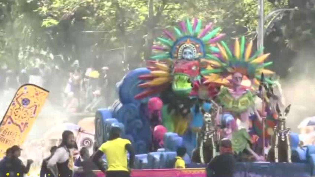 Desfile de Día de Muertos: inicia la llegada de colectivos en la celebración