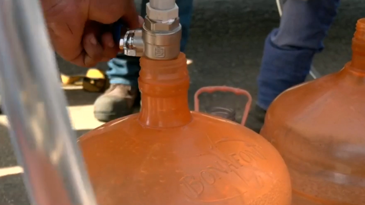 Empresarios llevan purificadoras de agua a Coyuca de Benítez tras paso de 'Otis'