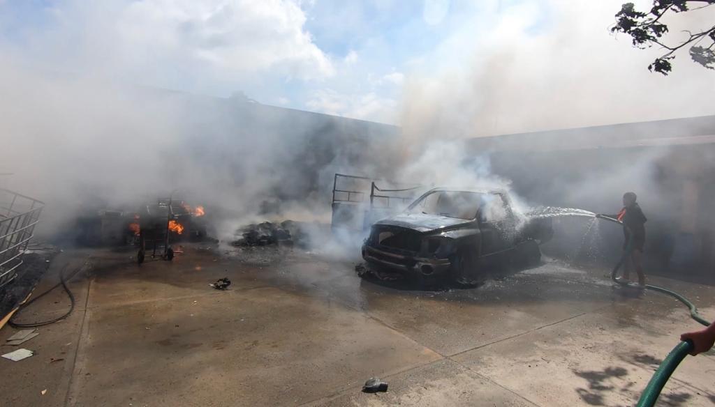 Incendio en Oaxaca consume vehículos y oficinas municipales | Ramón Bragaña