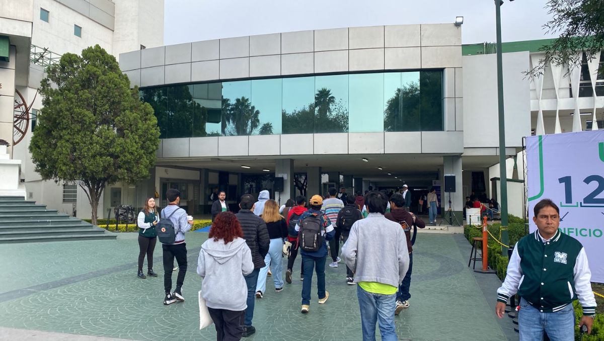 Los jóvenes acudieron desde temprana hora para presentar el examen de ingreso. Erik Solheim Rocha