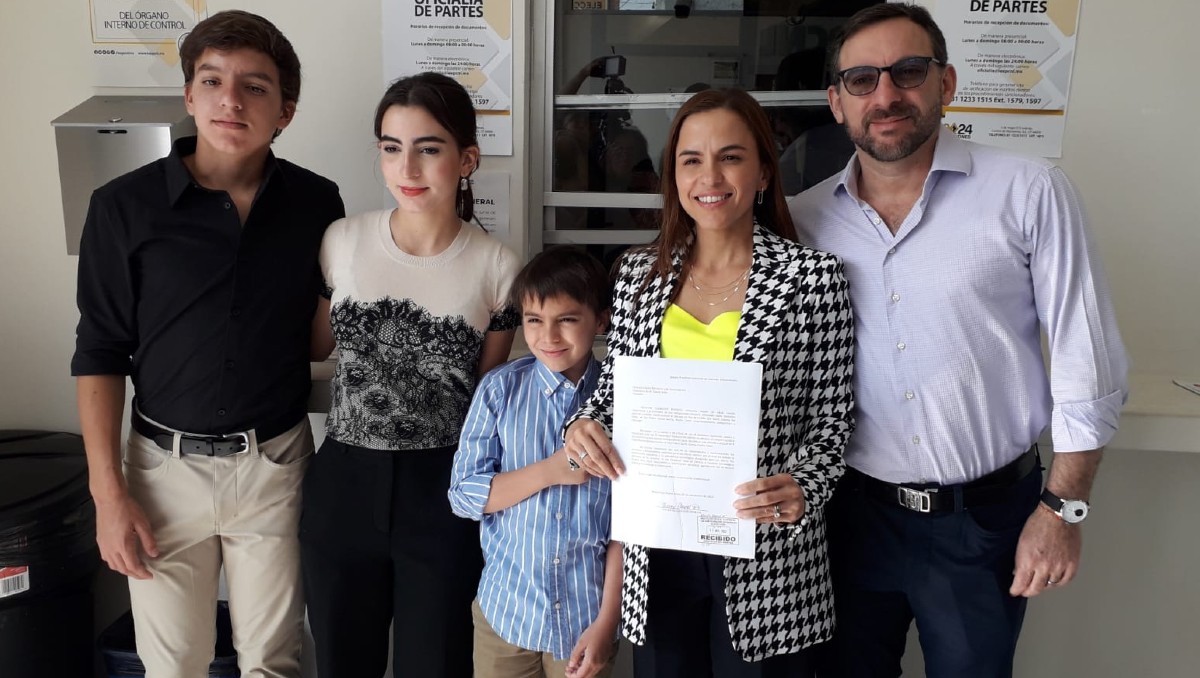 Registro de Vivianne Clariond junto a su familia para la alcaldía de San Pedro Garza García | Especial