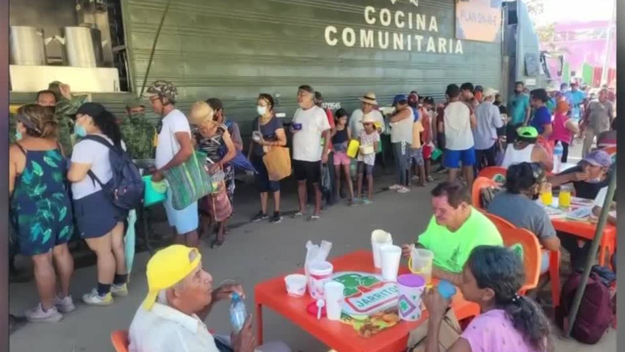 AMLO anuncia entrega de enseres y ayuda a damnificados por Otis en Guerrero