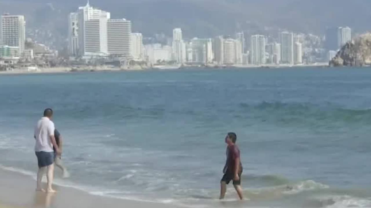 Bañistas practican 'turismo con causa' llevando ayuda a Acapulco