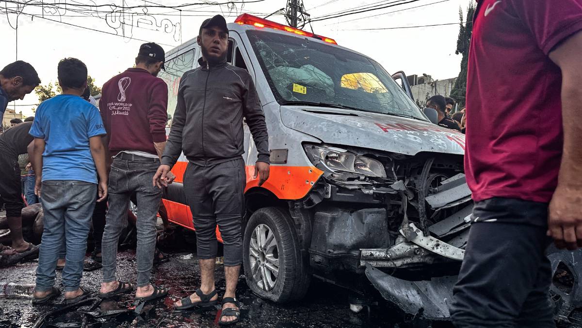 Un convoy de ambulancias del hospital Al-Shifa en Gaza fue bombardeado por Israel | AFP