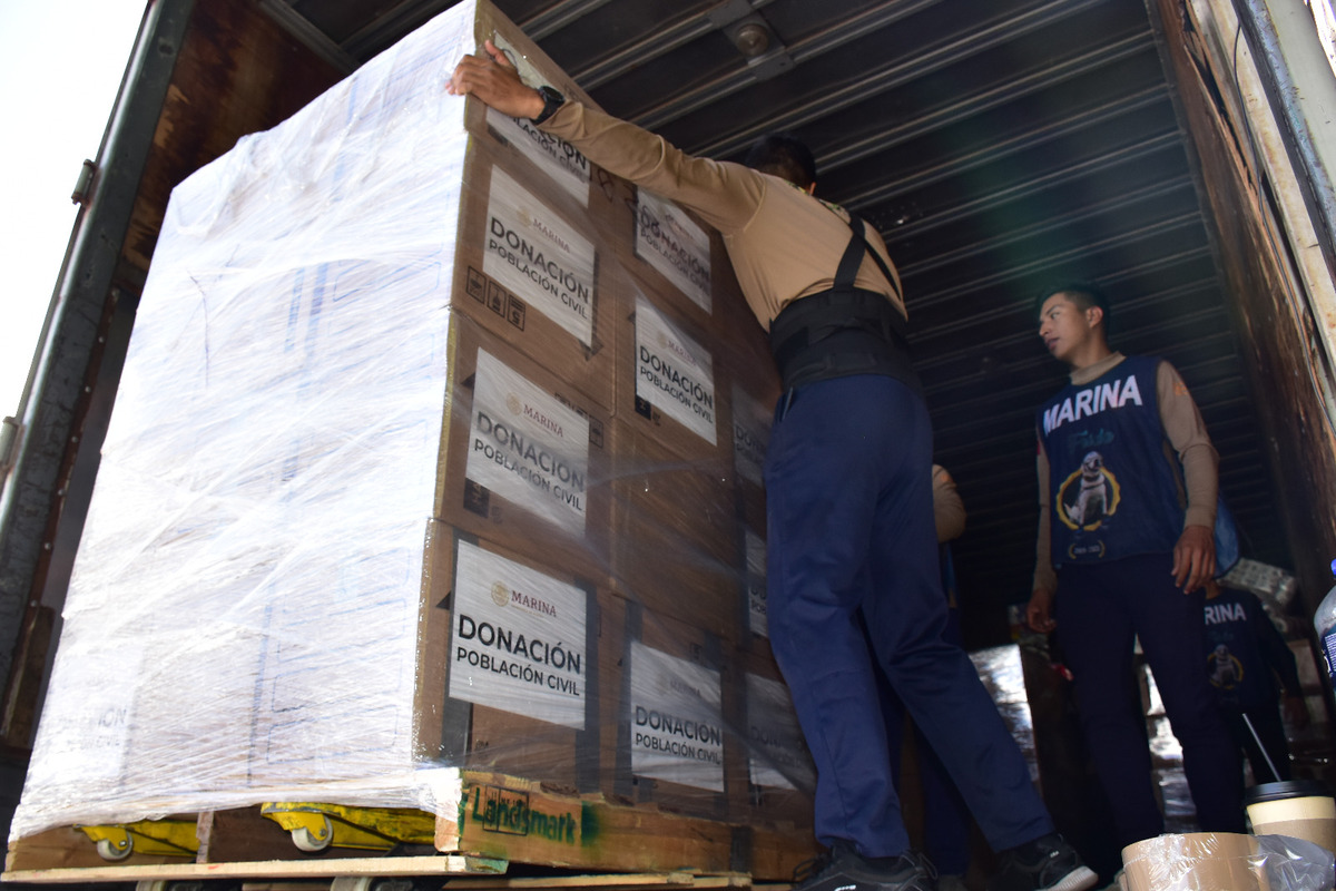 Un convoy integrado por ocho tractocamiones se encargó del traslado de despensas.