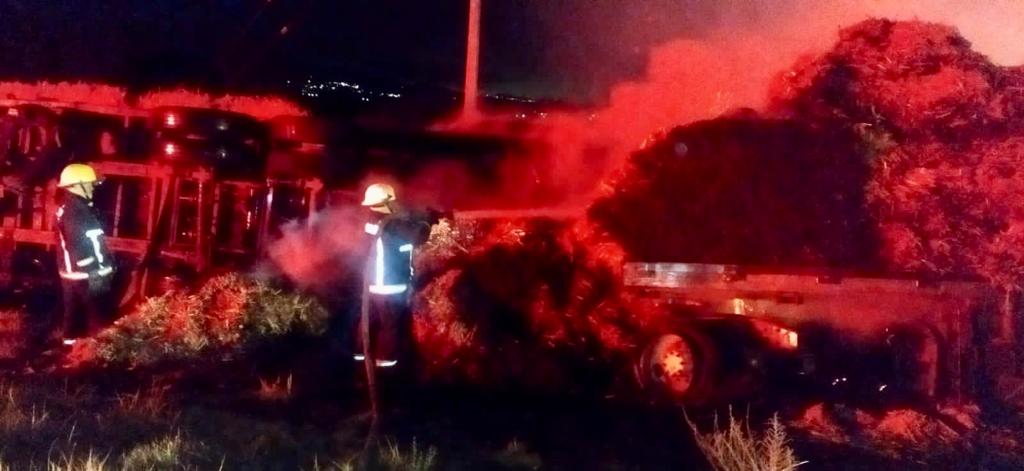 Inicialmente se registró un incendio de 48 pacas de paja que eran transportadas en la plataforma de un tractocamión