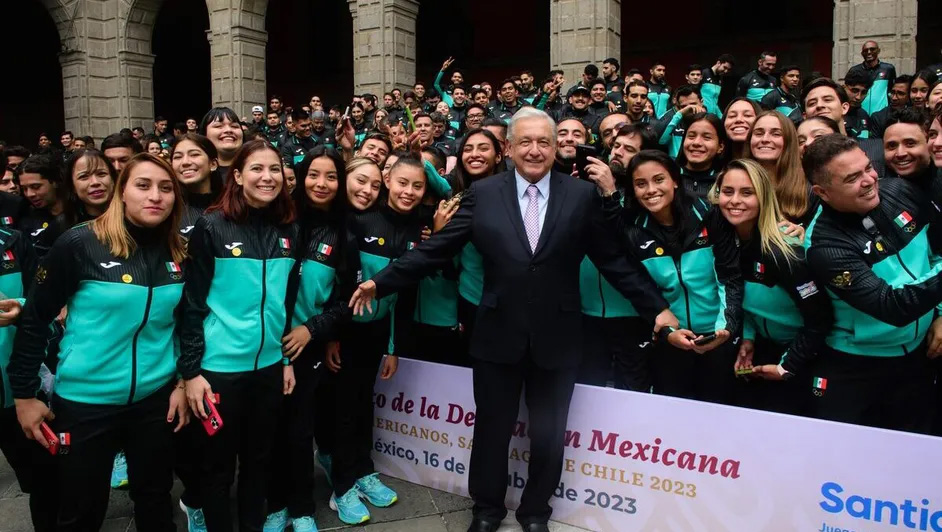 AMLO celebra a medallistas militares en Juegos Panamericanos