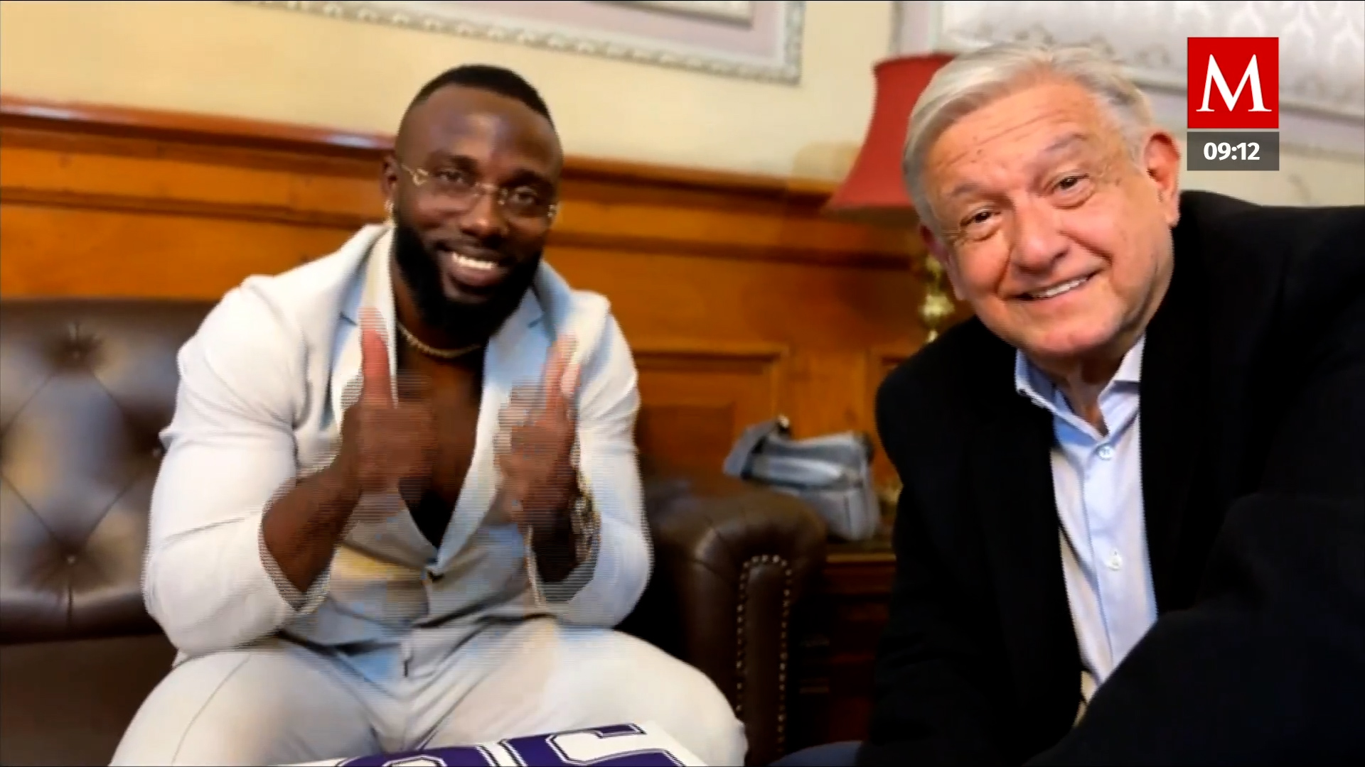 AMLO presume firma a un jersey que le hizo el beisbolista Randy Arozarena