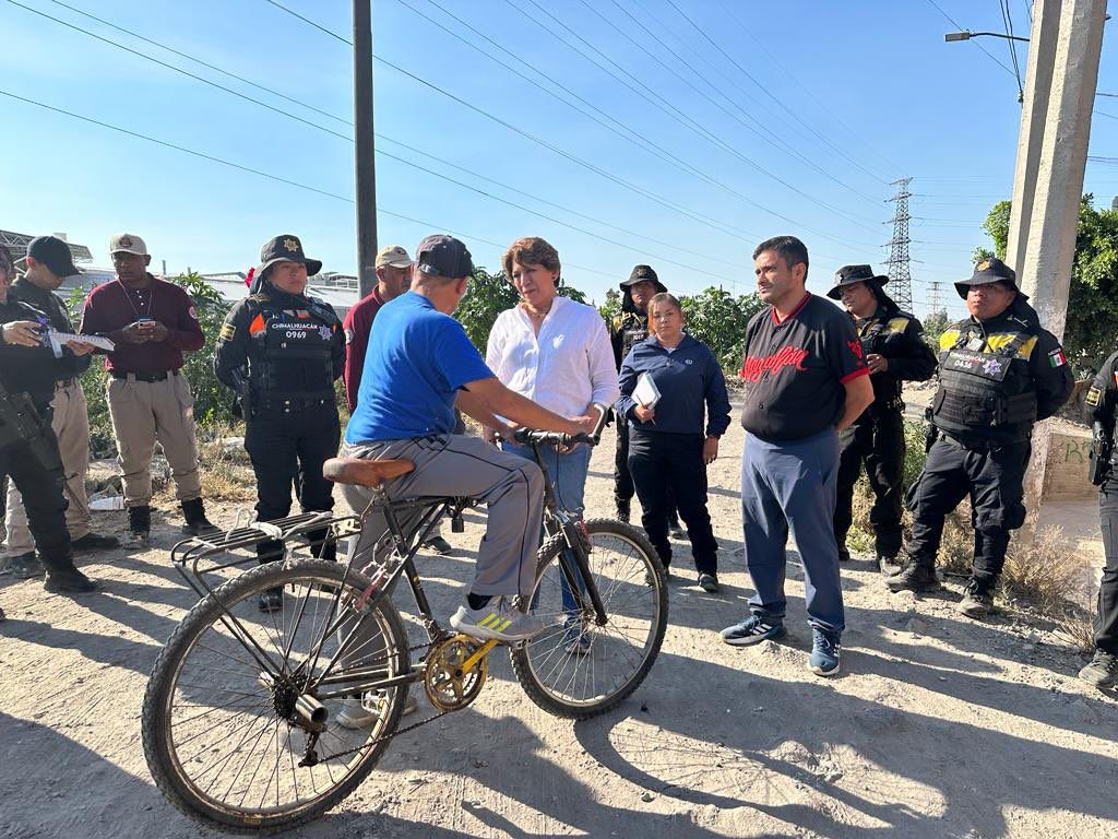 Delfina Gómez, gobernadora del Estado de México, atendió personalmente las peticiones de los ciudadanos.