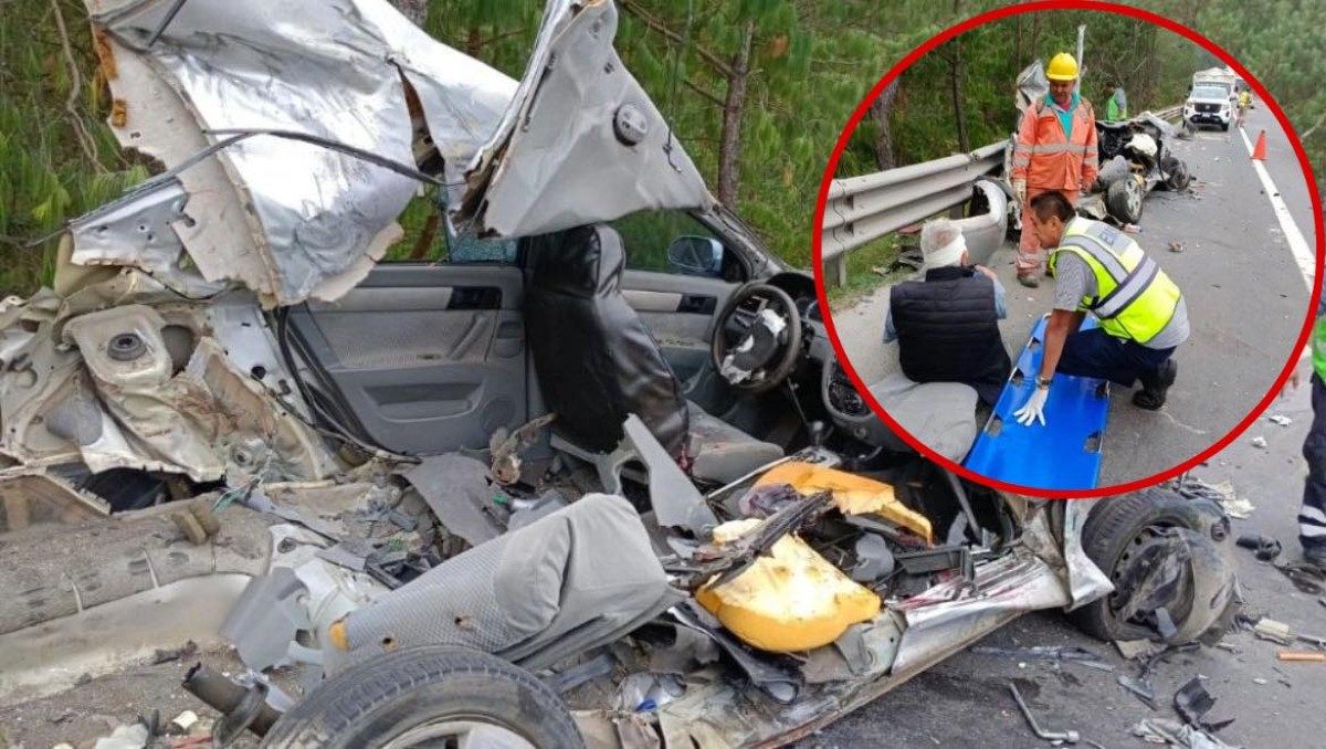 Auto queda deshecho tras chocar contra autobús.