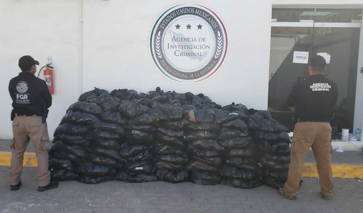 La FGR aseguró cerca de mil 600 bolsas con metanfetaminas escondidas en el camión (Raeb Morales)