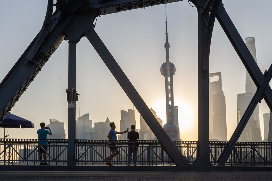 Esta foto, tomada el 3 de noviembre de 2023, muestra una vista de la ciudad de Shanghái al amanecer. (Xinhua/ Wang Xiang)
