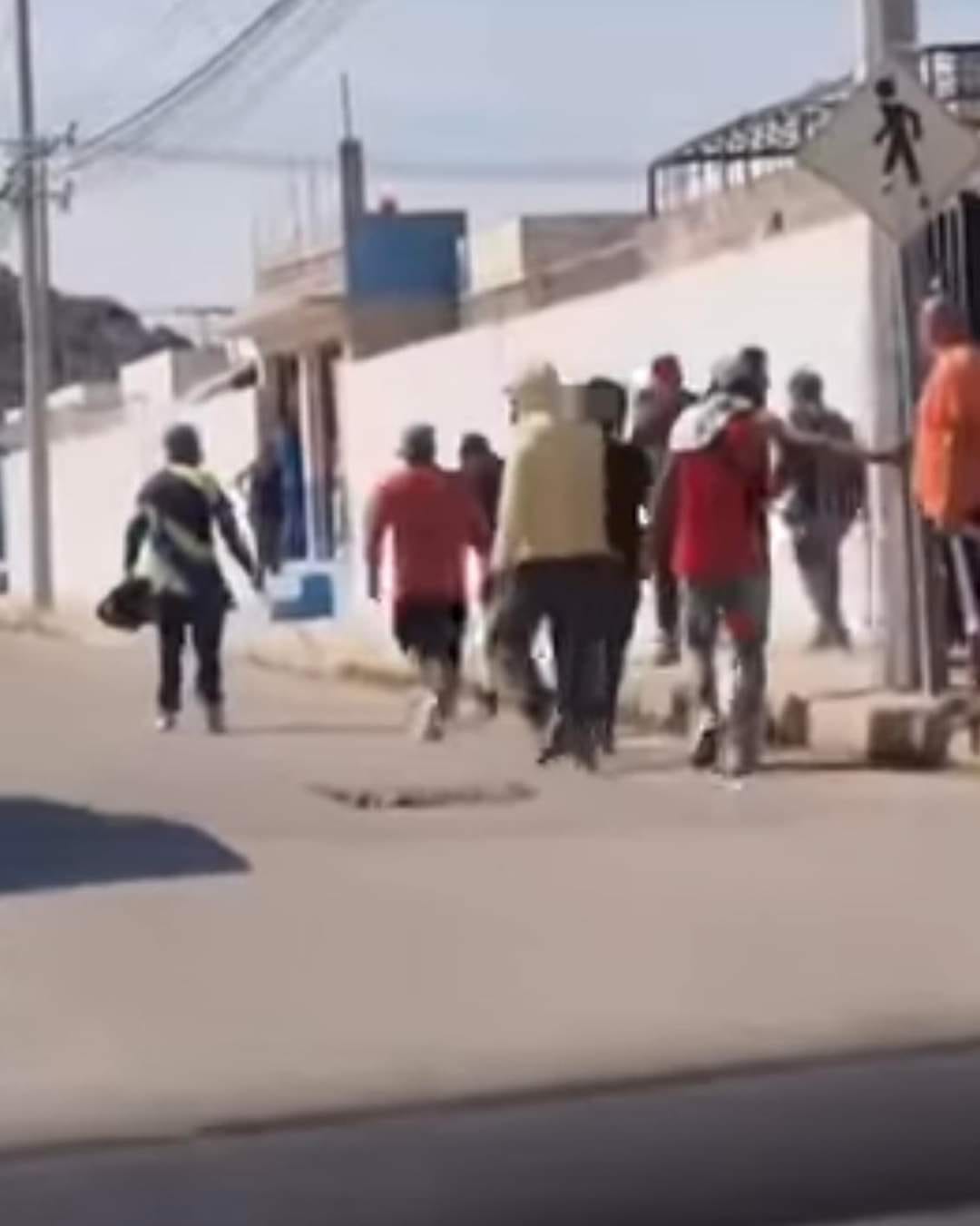 Un gurupo de mototaxistas retuvo a un hombre que presuntamente había abusado sexualmente de una menor de edad (Especial)
