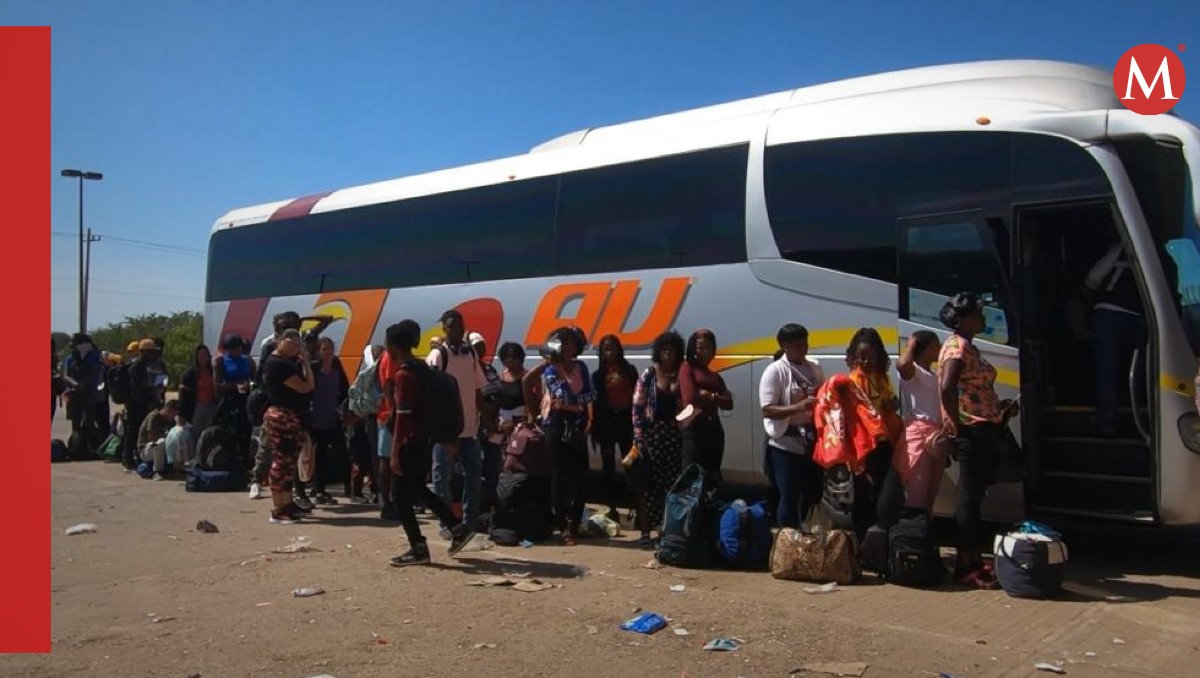Migrantes en Oaxaca esperan días por boletos en Centro de Movilidad | Ramón Bragaña