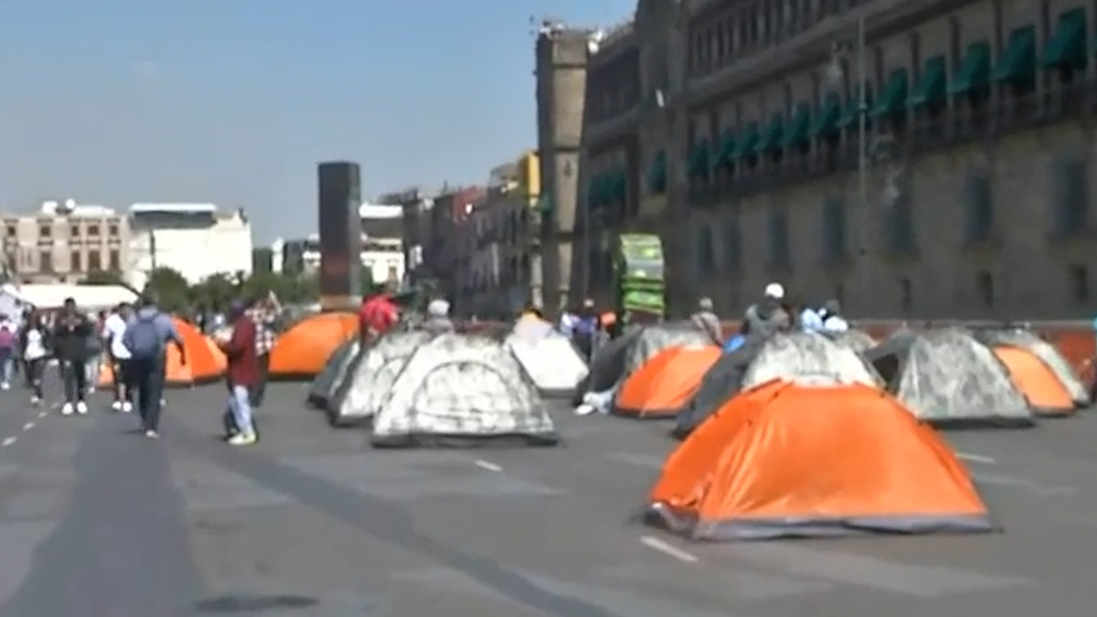 Pobladores de Acapulco instalan plantón en Palacio Nacional, son liderados por políticos del FAM