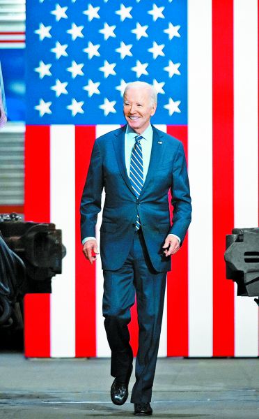 El presidente Joe Biden decidió gastar más en estímulos ante el covid. AP