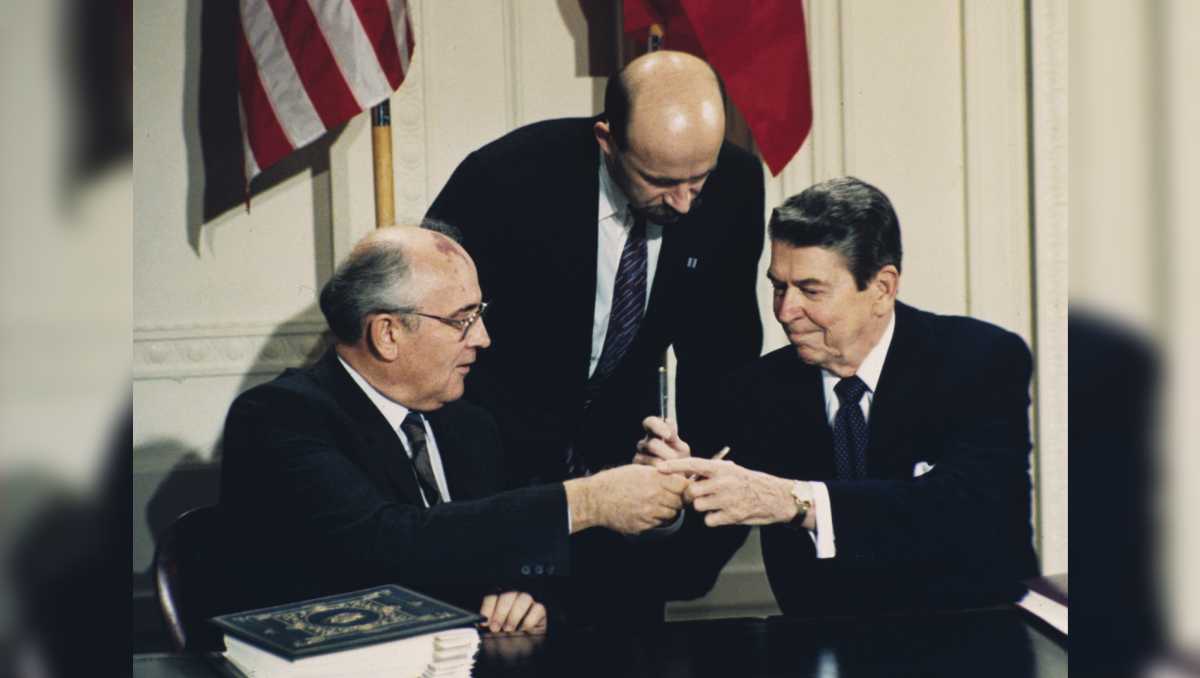Ronald Reagan y Mijaíl Gorbachov, ex líderes de EU y la URSS, firmaron el tratado en la Casa Blanca el 8 de diciembre de 1987. | AP