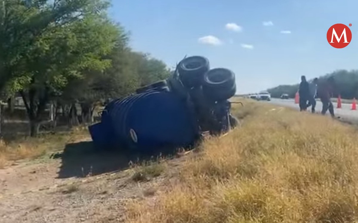 Vuelca tráiler cargado con diésel en carretera de Güemez, Tamaulipas
