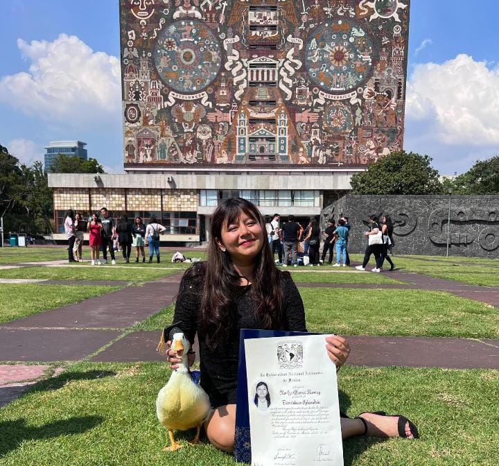 Alumna de la UNAM se toma foto con pato. (Foto: UNAM)