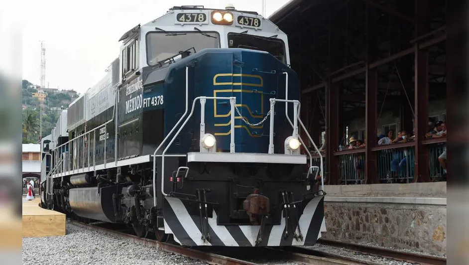 AMLO anuncia decreto para que vías férreas de trenes de carga se usen también para pasajeros