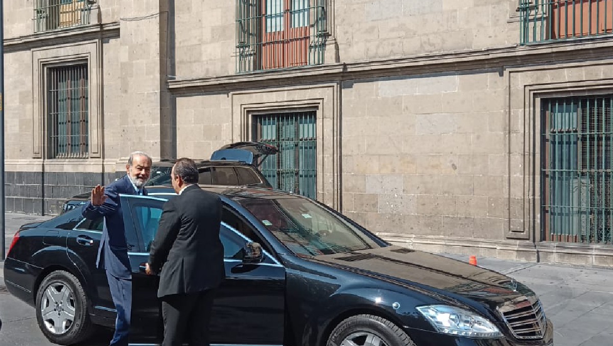 Carlos Slim saludando a la prensa a la salida de Palacio Nacional. Foto: (Pedro Domínguez)