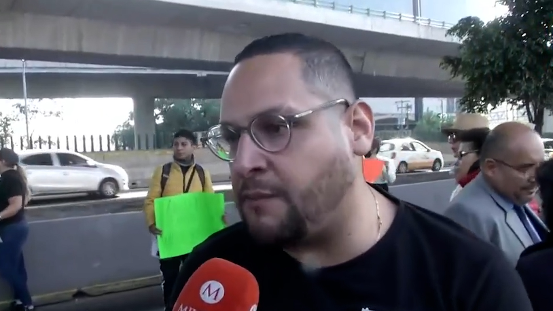 "Les dispararon": familiar de pareja atropellada por policías mantiene bloqueo en Periférico Norte
