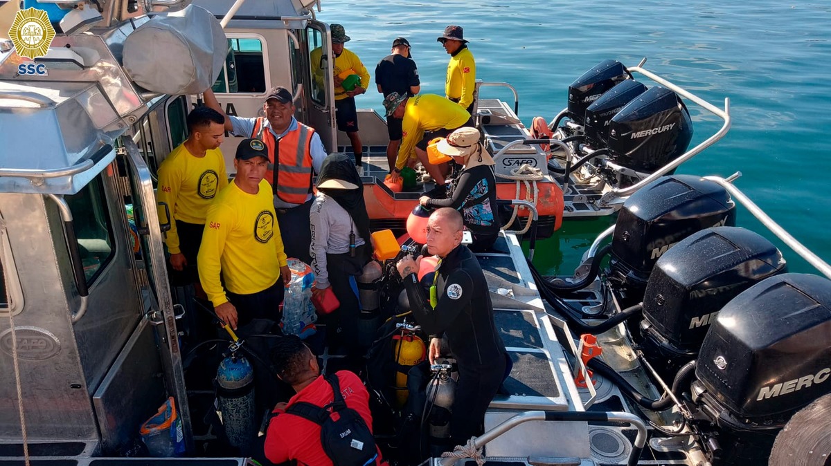 Equipo de buzos especializados inició labores de rescate de lanchas y motores que se encuentran bajo el mar tras huracán Otis en Acapulco. | Especial