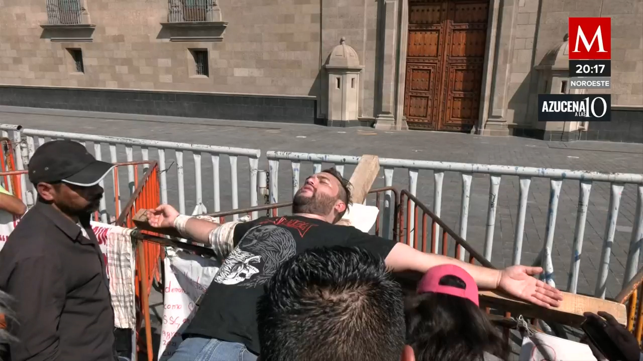 Óscar Kabata se crucifica frente a Palacio Nacional en demanda de justicia por tortura