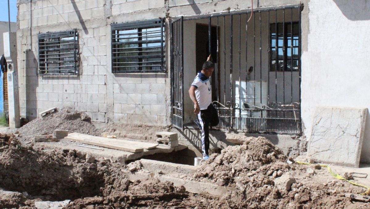 Viviendas en la colonia Zaragoza Sur de Torreón resultan afectadas por fugas de agua. (Roberto Amaya)