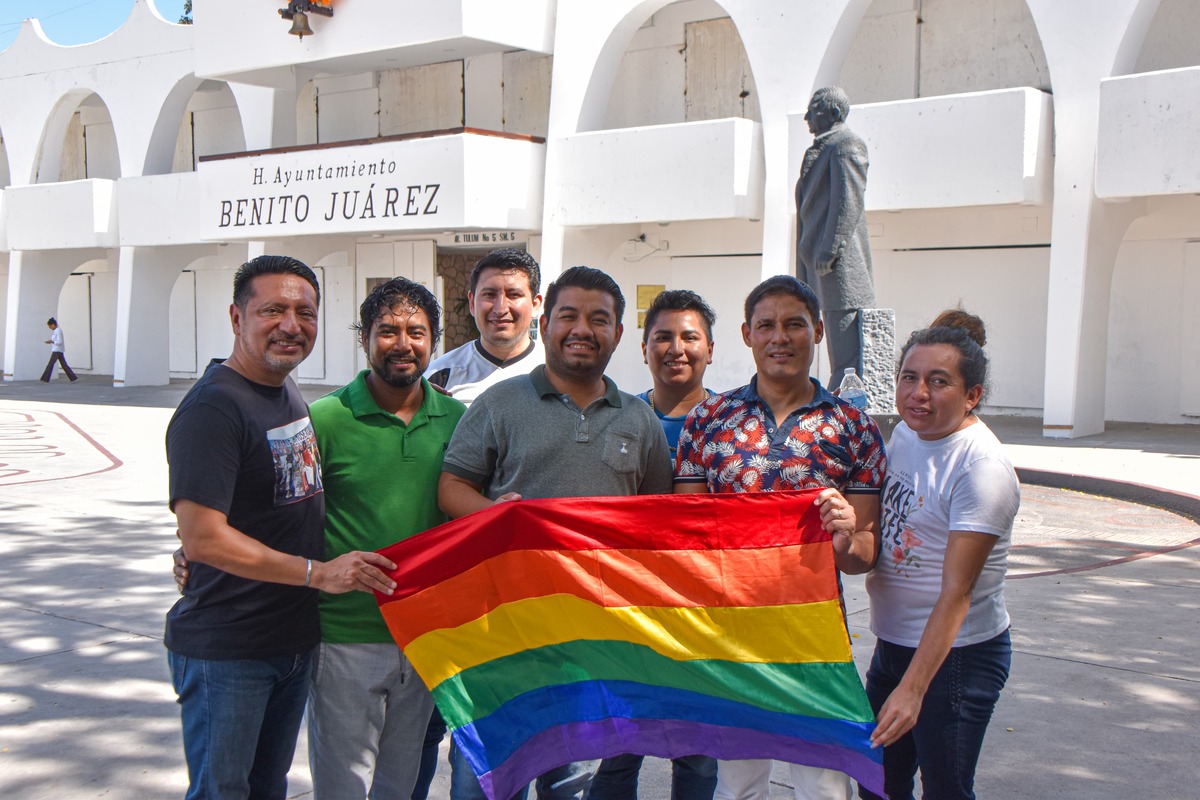 Activistas y colectivos LGBTQ+ celebraron el dictamen de participación igualitaria en Quintana Roo. | Foto: Pablo Vázquez.