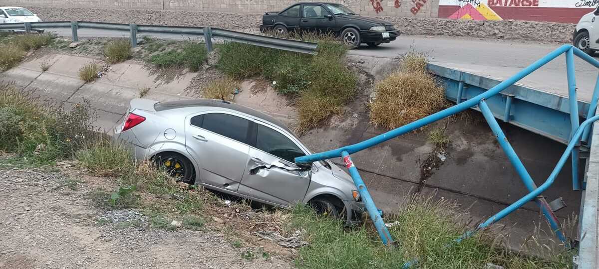 Auto cae a canal en Torreón.