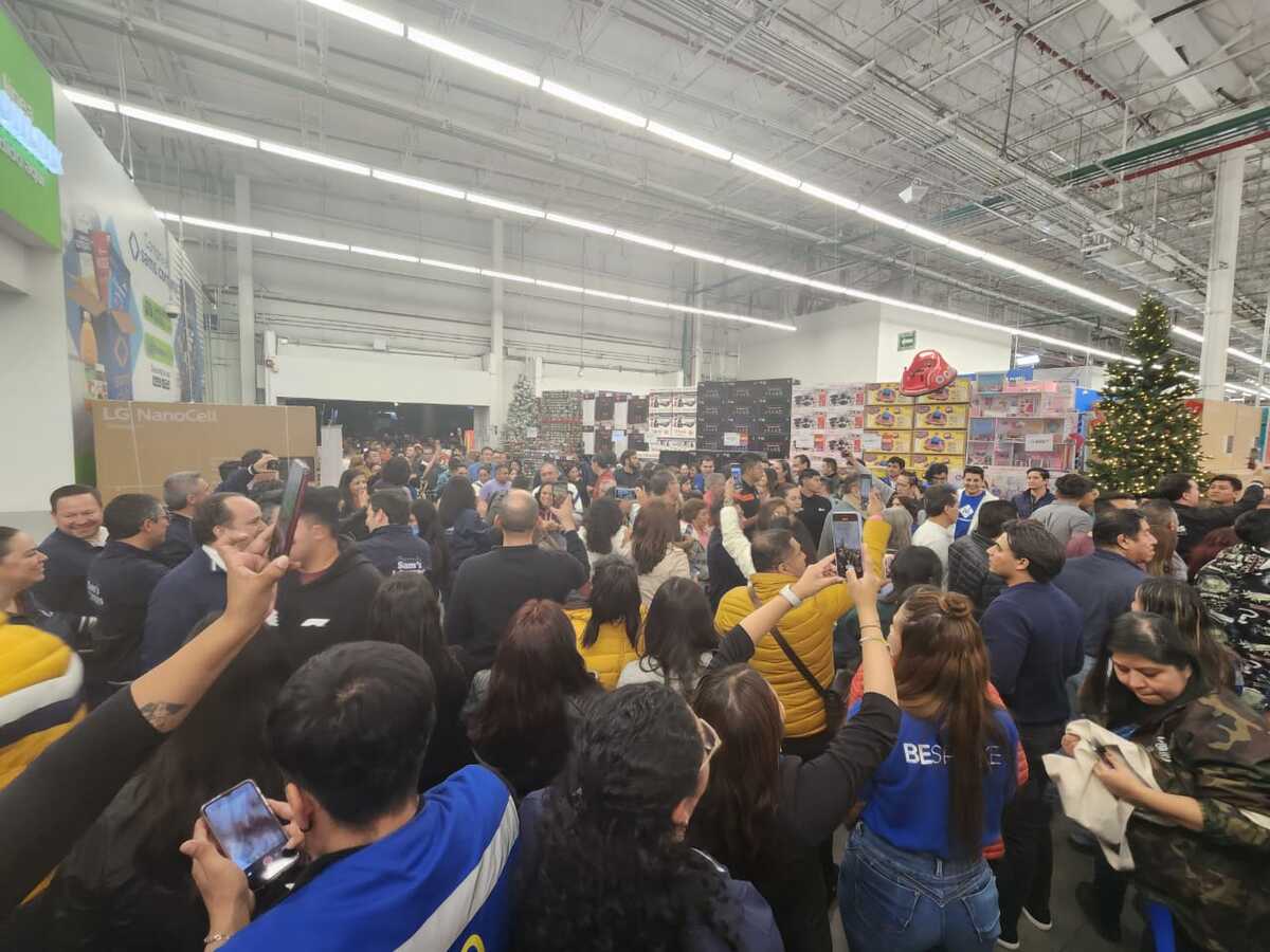 Decenas de socios ingresaron a la sucursal Universidad de Sam’s Club. (Nilsa Hernández)