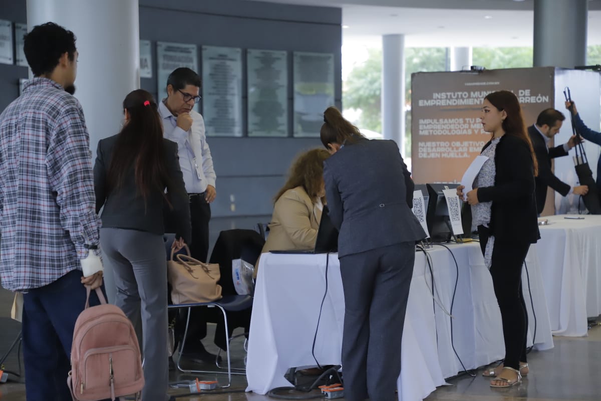 Durante el Symposium se lleva a cabo una feria de empleo. (Manuel Guadarrama)