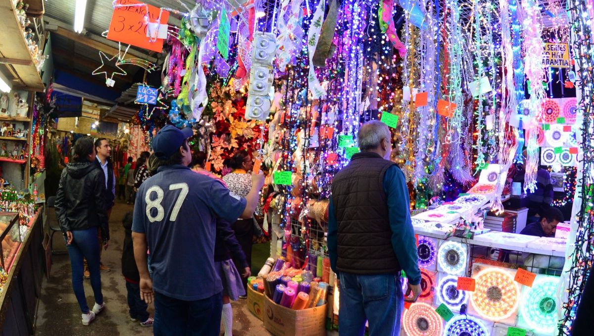 Aunque aún falte más de un mes para Noche Buena, este tianguis itinerante anuncia la proximidad de la celebración más esperadas del año. (Archivo)