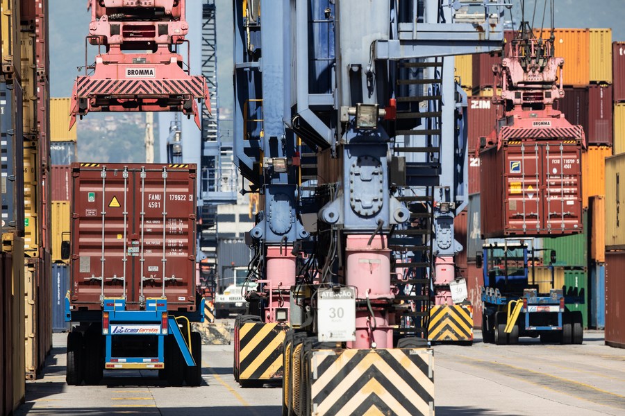Maquinaria de ingeniería carga de mercancías en una terminal de contenedores en el puerto de Río de Janeiro en Brasil. (Xinhua/Wang Tiancong)